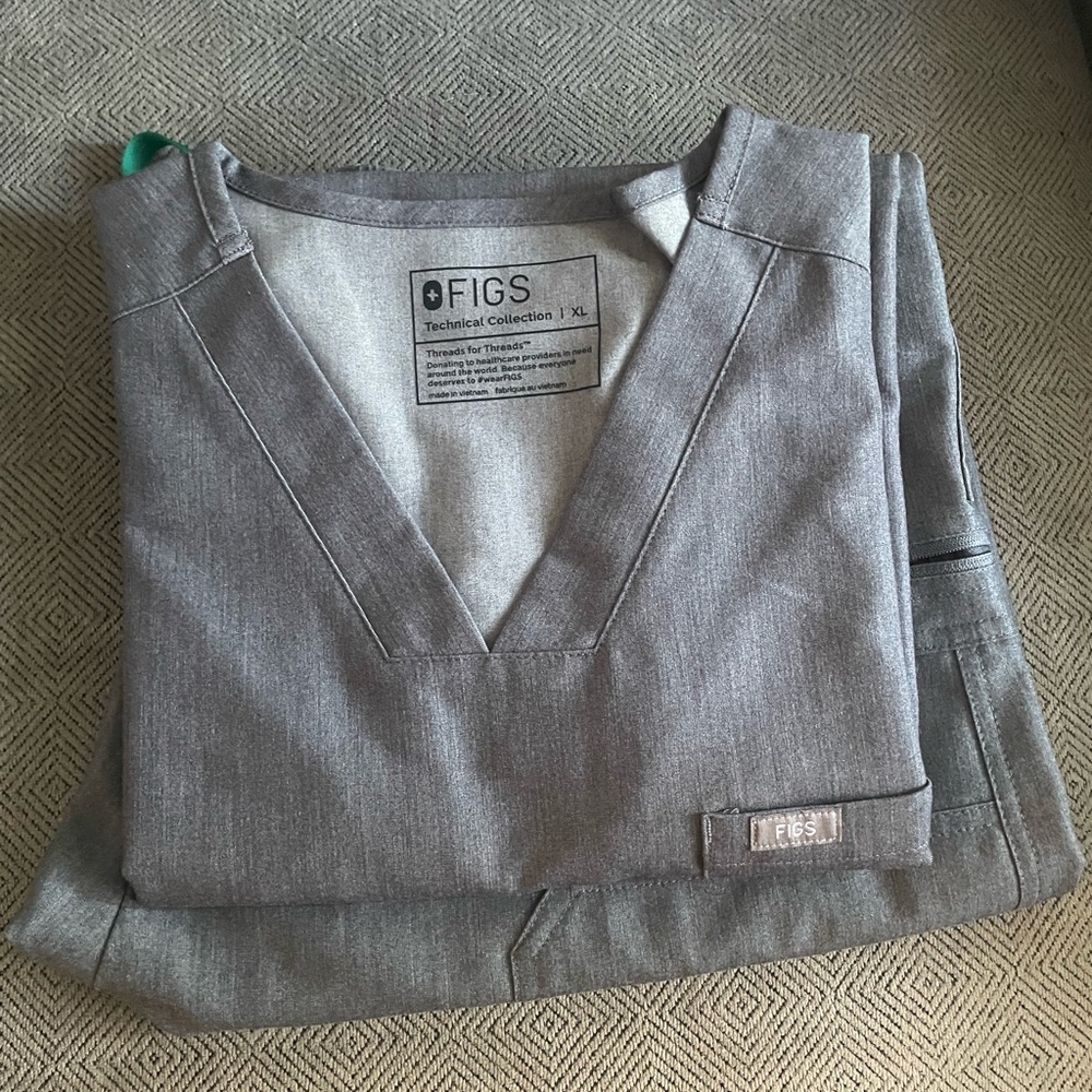 Fig brand scrubs top and bottoms XL - Technical Collection